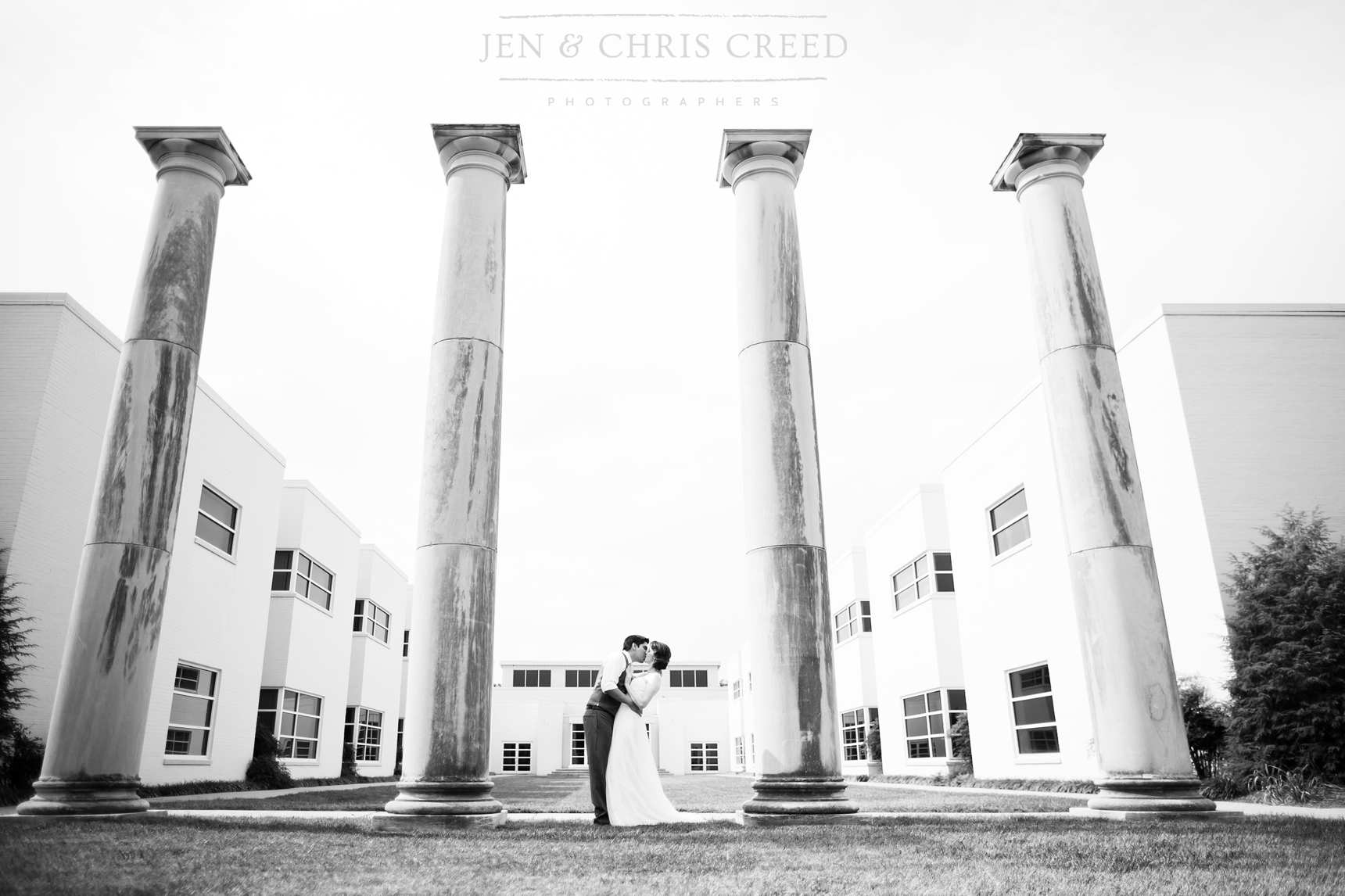 bride and groom with columns