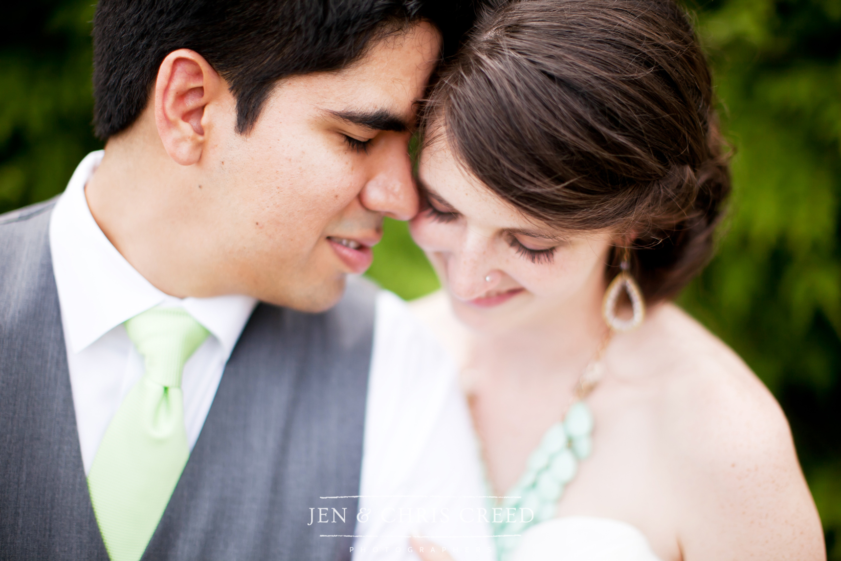 groom snuggling bride