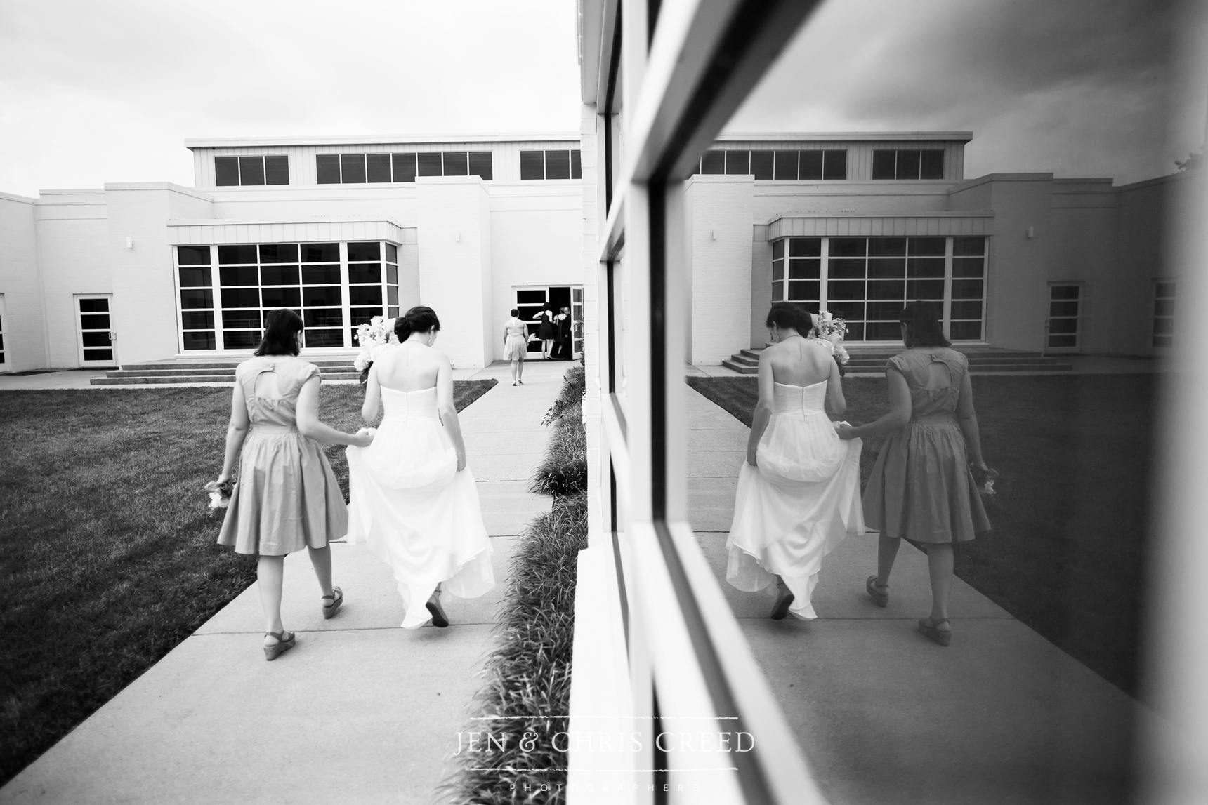 sisters on wedding day